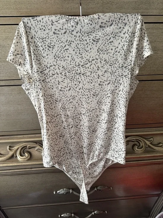 Express Cream Speckled Short-Sleeve Bodysuit - Picture 3 of 3